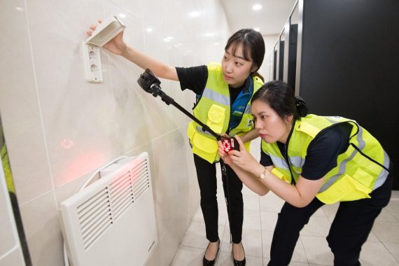 코레일 직원들이 불법 촬영 범죄를 사전 차단하기 위해 고성능 몰래카메라 탐지기로 역 화장실을 점검하고 있다.
