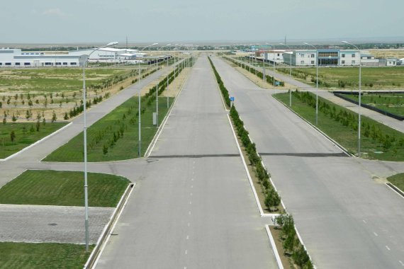 지난 2009년 지정된 우즈베키스탄 나보이 자유경제구역(FEZ) 전경. 정문에서 이어진 대로변 끝은 여전히 기업이 입주를 하지 않아 공터로 남아 있다.