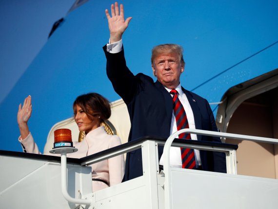 U.S. President Donald Trump and first lady Melania Trump waves as they board Air Force One before departing from London's Stansted Airport, Friday, July 13, 2018. (AP Photo/Pablo Martinez Monsivais) <All rights reserved by Yonhap News Agency>