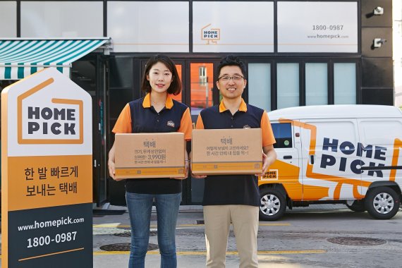 16일 줌마 김영민 대표(오른쪽)와 직원이 고객의 배송품을 들고 미소짓고 있다. /사진=SK이노베이션