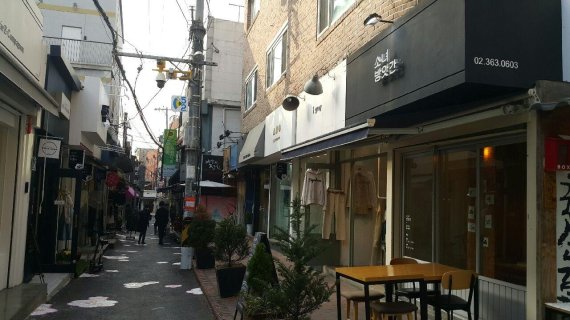 서울 서대문구는 젠트리피케이션으로 침체된 이화52번가 거리에 전통시장 활성화와 청년 상인 유치 등을 통해 새롭게 활력을 불어 넣었다.