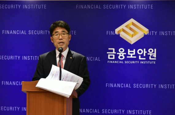 김영기 금융보안원장이 17일 서울 여의도에서 취임 100일을 맞아 기자간담회를 열고 하반기 사업계획에 대해 설명하고있다.