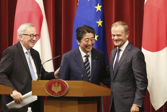 장 클로드 융커 유럽연합(EU) 집행위원장과 아베 신조 일본 총리, 도날트 투스크 EU 정상회의 상임 의장(왼쪽부터)이 17일 일본 도쿄의 총리관저에서 공동 기자회견을 하고 있다.AP연합뉴스