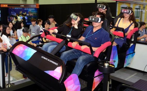 지난해 부산 해운대 벡스코에서 열린 '2017 부산 VR 페스티벌' 방문객들이 VR(가상현실) 기기를 체험하고 있다.