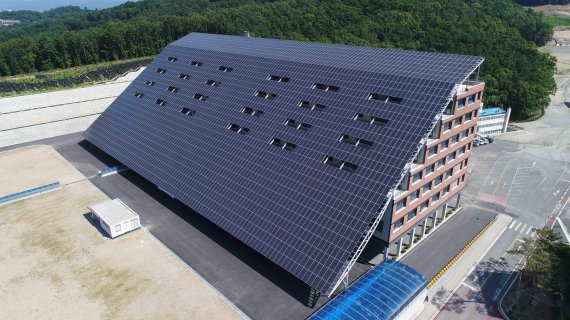 외벽면 활용 도시형 태양광발전소 중 국내 최대 규모를 자랑하는 KCC 중앙연구소 종합연구동 전경.