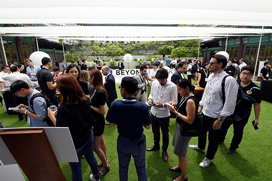 KBW 2018 둘째 날 행사일인 지난 18일 전세계 참가자들이 서울 동호로 신라호텔 영빈관 앞에서 담소를 나누고 있다. 사진=박범준 기자