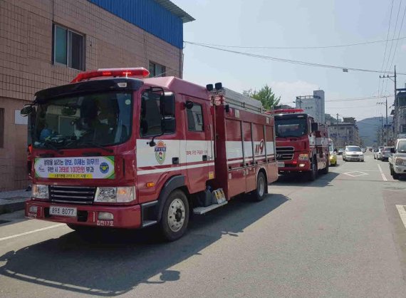 경남 합천소방서가 소방기본법 개정에 따라 소방차량의 진로를 방해하거나 양보하지 않을 경우 과태료 폭탄을 맞을 수 있다며 소방차 진로 양보 캠페인에 나섰다./사진=합천소방서