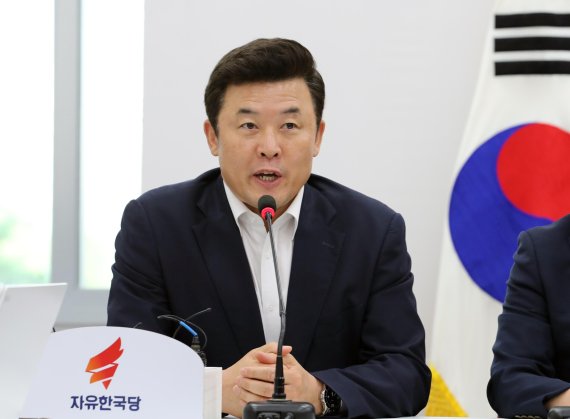 한국당, 박근혜 특활비 수수·공천개입 유죄에 "책임 통감"