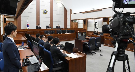 박 前대통령 1심 마무리… 8년형 추가 총 32년 징역형