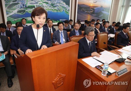 김현미 국토교통부 장관이 23일 오전 국회에서 열린 국토교통위원회에서 업무보고를 하고 있다.