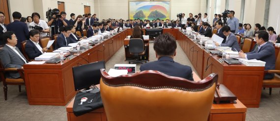 24일 오전 국회에서 열린 정무위원회 전체회의에서 참석한 의원들이 민병두 위원장의 발언을 듣고 있다.