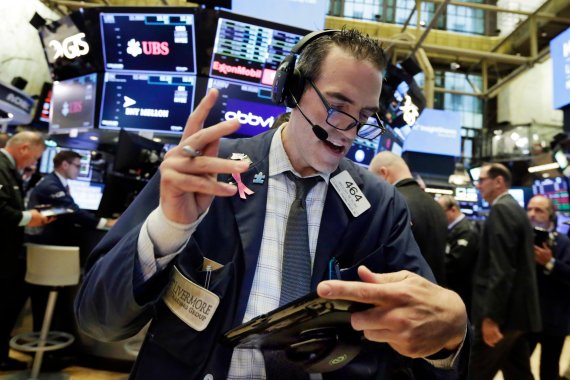 Trader Gregory Rowe works on the floor of the New York Stock Exchange, Monday, July 23, 2018. Stocks are opening slightly lower on Wall Street, led by declines in technology companies and retailers. (AP Photo/Richard Drew)<All rights reserved by Yonhap News Agency>