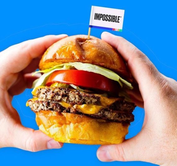 안전성 논란이 있던 미국 채식주의 버거 '임파서블 버거'가 마침내 FDA 승인을 받았다.