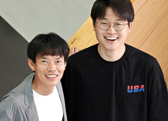 깨지지 않는 실리콘 음극 소재를 개발한 UNIST 연구진. 왼쪽부터 박수진 교수와 류재건 박사 /사진=UNIST