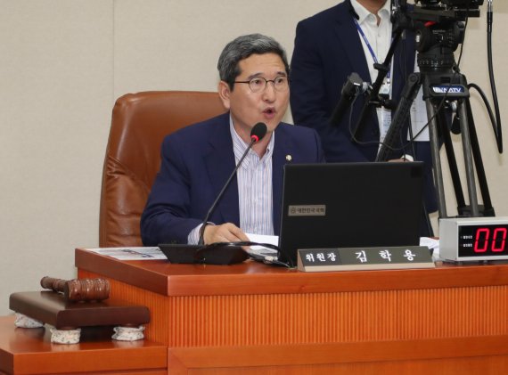 김학용 환노위원장, 최저임금 결정 격년제-연령별 적용 의무화 법안 발의