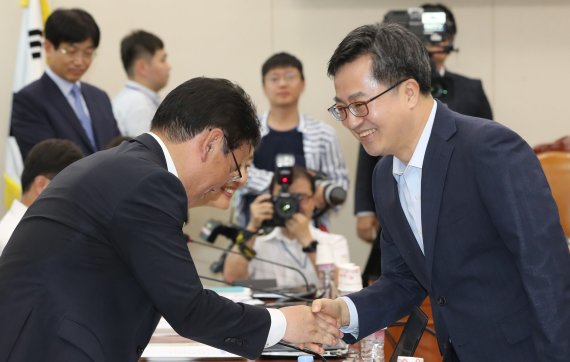 정부, 대외 리스크 관리와 진출 동시 진행
