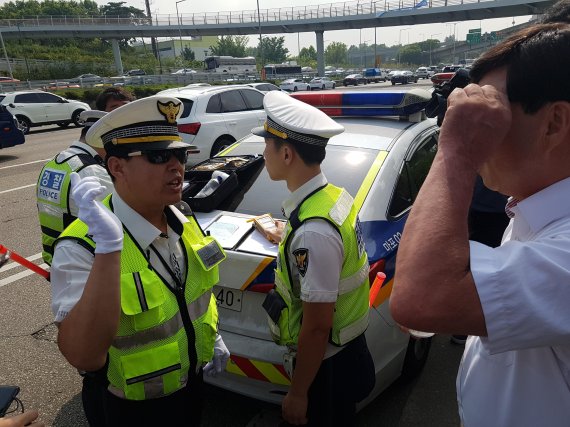 황규영 서울 마포경찰서 교통안전1팀장(왼쪽)이 음주운전자에게 처벌 규정을 설명하고 있다. 사진=이진혁 기자