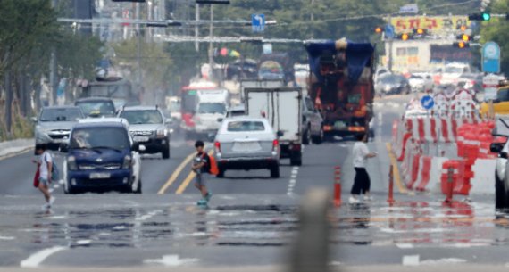폭염이 이어진 24일 오후 대구시 북구 구암동 일대 도로가 지열로 이글거리고 있다. 사진=연합뉴스