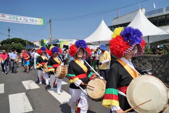 [fn포토] 제주4.3 상흔 ‘빼곡’…4.3길 탐방에 나선 원희룡 지사