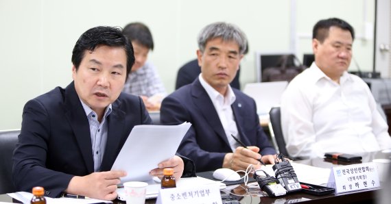 홍종학 중소벤처기업부 장관(왼쪽)이 30일 대전 신중앙시장에 있는 전국상인연합회를 찾아 간담회를 열고 상인대표들과 이야기를 하고 있다.