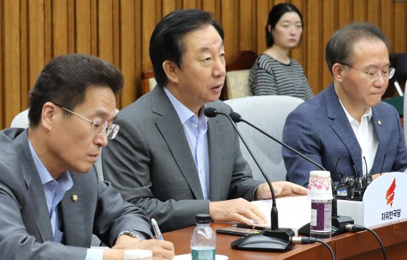 자유한국당 김성태 원내대표(가운데)가 31일 오전 국회에서 열린 원내대책회의에서 발언하고 있다. 연합뉴스