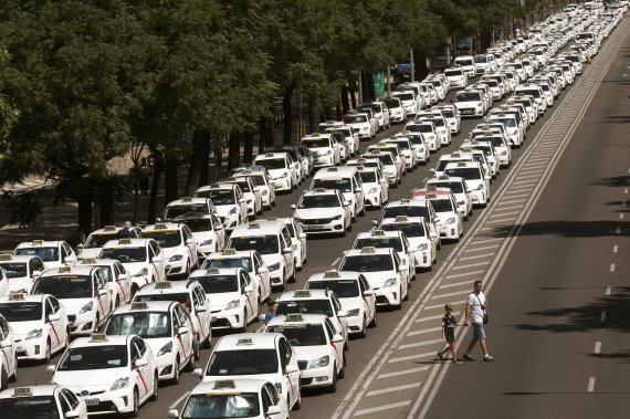 우버에 대항해 대규모 파업중인 스페인 택시 /사진=연합 지면외신화상