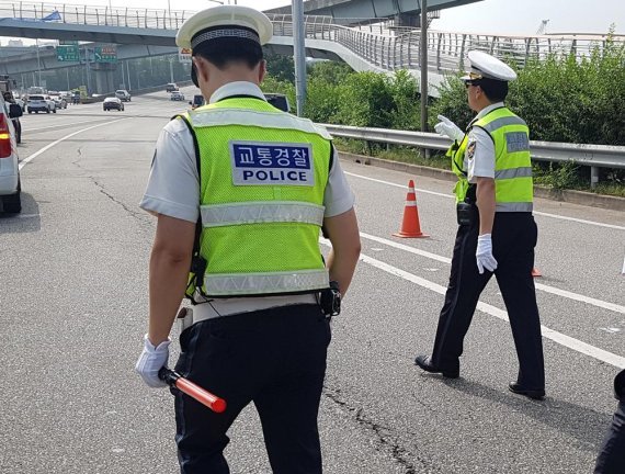 교통경찰 현장 근무 자료사진, 이번 사고 현장 아님