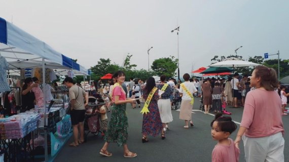 경남 김해시가 7월 27일 롯데프리미엄아울렛 김해점에서 ‘소녀감성 아줌마 카페’ 회원들과 공동으로 인구정책 캠페인을 벌였다./사진=김해시