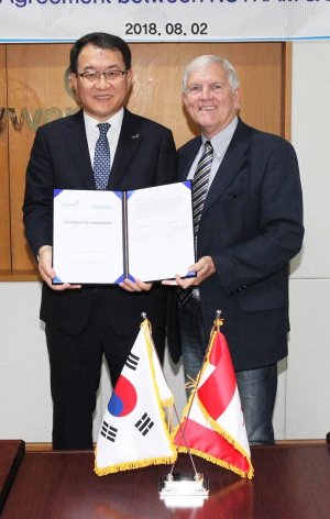 2일 김재옥 동원F&B 대표이사 (오른쪽)과 에릭 핌 뉴트람 부사장이 국내 독점 공급에 대한 조인식을 가진 후 기념촬영을 하고 있다.