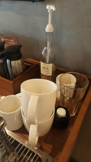 2 일회용 플라스틱 단속이 시작된 2일 서울 강남의 한 프랜차이즈 커피전문점에는 설거지를 제 때 하지 못해 고객이 남기고 간 머그잔이 쌓여 있다.