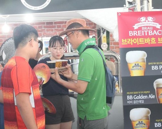 지난 1일 홍천강변 토리숲에서 개막된 홍천강별빛음악맥주축제장을 찾은 관광객들이 홍천수제맥주를 주문하고 있는 모습. 사진=서정욱 기자