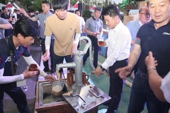 맥주축제장에서 시원한 맥주를 뽑아내는 모습. 사진=서정욱 기자