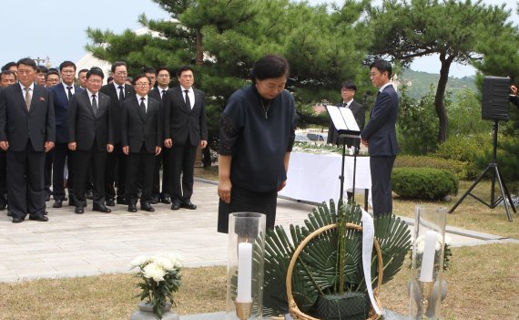 현정은 현대그룹 회장 등 임직원들이 지난 2018년 8월 금강산 현지에서 북측 관계자들과 함께 고 정몽헌 회장 15주기 추모식을 하는 모습. 사진=현대그룹 제공