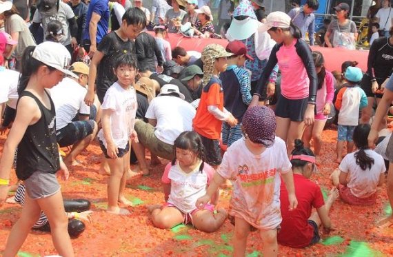 3일 오후. 토마토 축제장에서 황금반지를 찾느라 옷에 토마토가 범벅이 되어도 마냥 즐거운 아이들. 사진=서정욱 기자