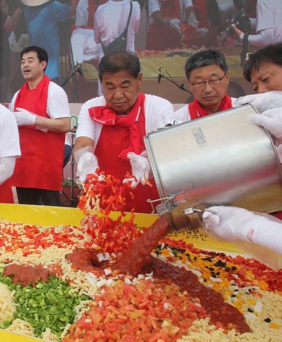 3일 오후. 토마토축제장에서 만든 1000인분의 파스타. 사진=서정욱 기자