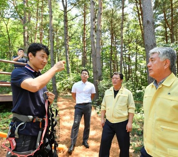 5일 정선군은 사업비 40억원을 투입해 국내 최고의 표고차를 자랑하는 짚와이어와 스카이워크가 설치되어 있는 병방산 군립공원 일원에 자연속에서 스릴과 힐링을 만끽할 수 있는 모험의 숲과 치유의 숲이 있는 동강녹색 모험의 숲 조성사업을 오는 연말까지 추진중이다 고 밝혔다.