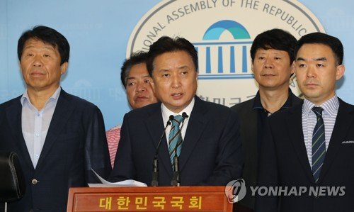 바른미래당 김영환 전 의원이 5일 오전 국회 정론관에서 기자회견을 열고 9·2 전당대회 당대표 출마를 선언하고 있다.