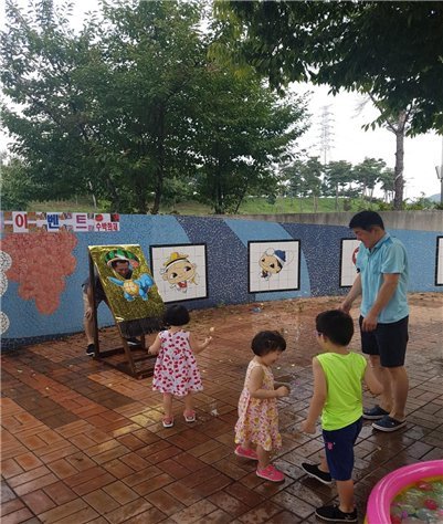 지난 4일 도로공사 엄정지사 안성맞춤휴게소에서 들린 가족단위 고객이 물풍선 던지기를 하며 즐거운 시간을 을 보내고 있다.