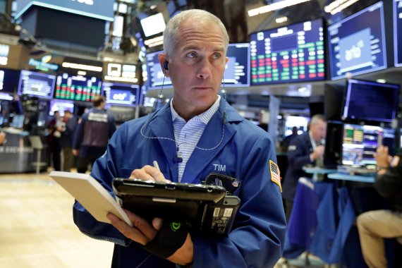 Trader Timothy Nick works on the floor of the New York Stock Exchange, Friday, Aug. 3, 2018. U.S. stocks are mostly higher Friday morning after the Labor Department said hiring remained solid in July. (AP Photo/Richard Drew)<All rights reserved by Yonhap News Agency>