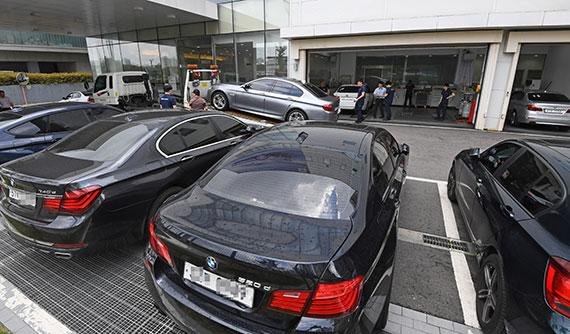정부가 잇따른 엔진 화재로 리콜 조치가 내려진 BMW 차량에 대한 정밀분석에 본격 착수한 가운데 5일 서울 영등포에 위치한 BMW 서비스센터가 점검을 받으려는 차량들로 붐비고 있다. 사진=김범석 기자