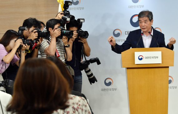 취재진의 질문에 답하는 김진경 대입제도개편위원장