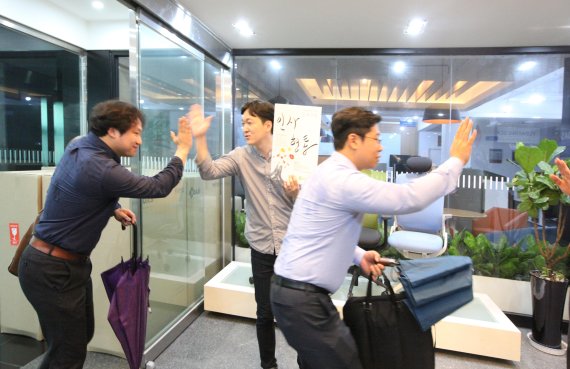 코아스 임직원들이 지난 6일 서울 당산동 본사에서 '인사형통' 운동을 진행하고 있다.