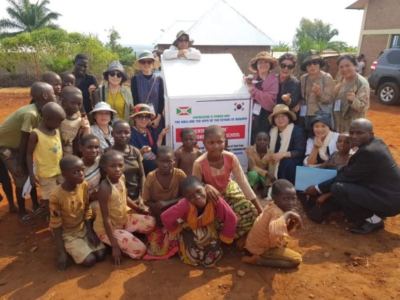 아프리카 부룬디공화국에 세워진 최정숙여자고등학교 준공식. [최정숙을 기리는 모임 제공]