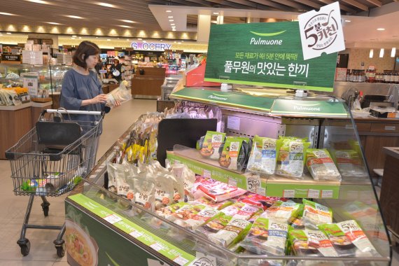 댜구백화점 프라자점 지하2층 식품관을 찾은 여성고객이 '간편식품 모음전' 코너를 찾아 제품을 살펴보고 있다.