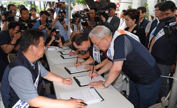최저임금 제도개선 촉구 서명하는 소상공인들