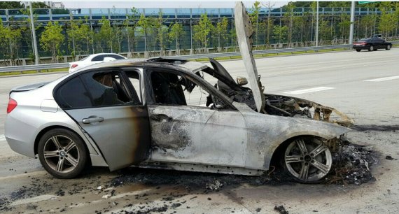 9일 오전 경기 의왕시 제2경인고속도로 안양방향 안양과천 톨게이트 인근을 지나던 BMW 320d에서 불이 나 출동한 소방관에 의해 15분 만에 진화됐다.