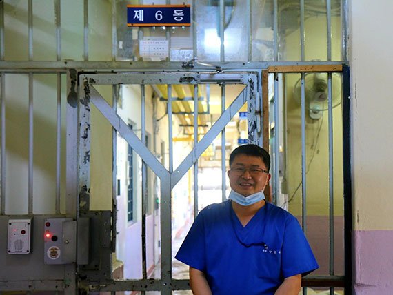 경남 창원에서 치과를 운영하는 의사 박윤규씨는 매주 두 번 창원교도소로 왕진을 간다. 19세 때 사고로 한쪽 다리를 잃은 그는 "덤으로 주어진 두번째 삶은 나를 위해서가 아니라 남을 위해 살겠다"고 다짐했다.