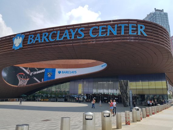 8일(현지시간) 미국 뉴욕 브루클린 바클레이스센터에 걸린 '삼성 갤럭시 언팩 2018' 대형 광고가 행인의 눈길을 사로잡고 있다