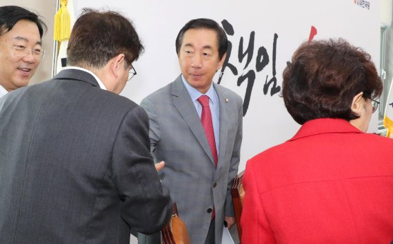 자유한국당 김성태 원내대표(가운데)가 10일 국회에서 열린 원내대책회의에 입장하며 참석한 의원들과 인사하고 있다. 연합뉴스