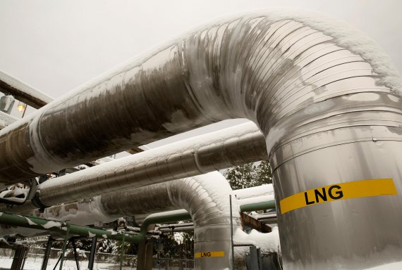 FILE PHOTO: Snow-covered transfer lines are seen at the Dominion Cove Point Liquefied Natural Gas (LNG) terminal in Lusby, Maryland March 18, 2014. REUTERS/Gary Cameron/File Photo <All rights reserved by Yonhap News Agency>